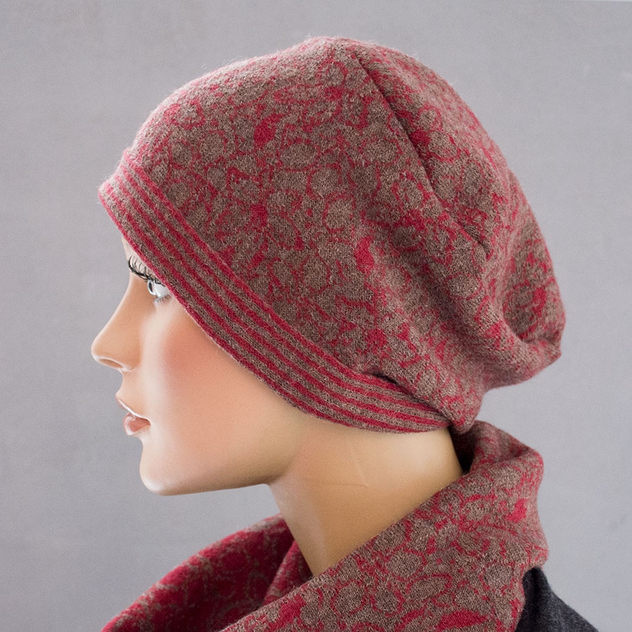 mütze-merino-schurwolle-bordeaux-braun-blumenmuster-dekor-streifenrand
